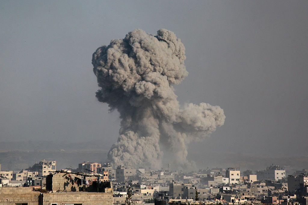 Explosión con humo tras ataque de Israel