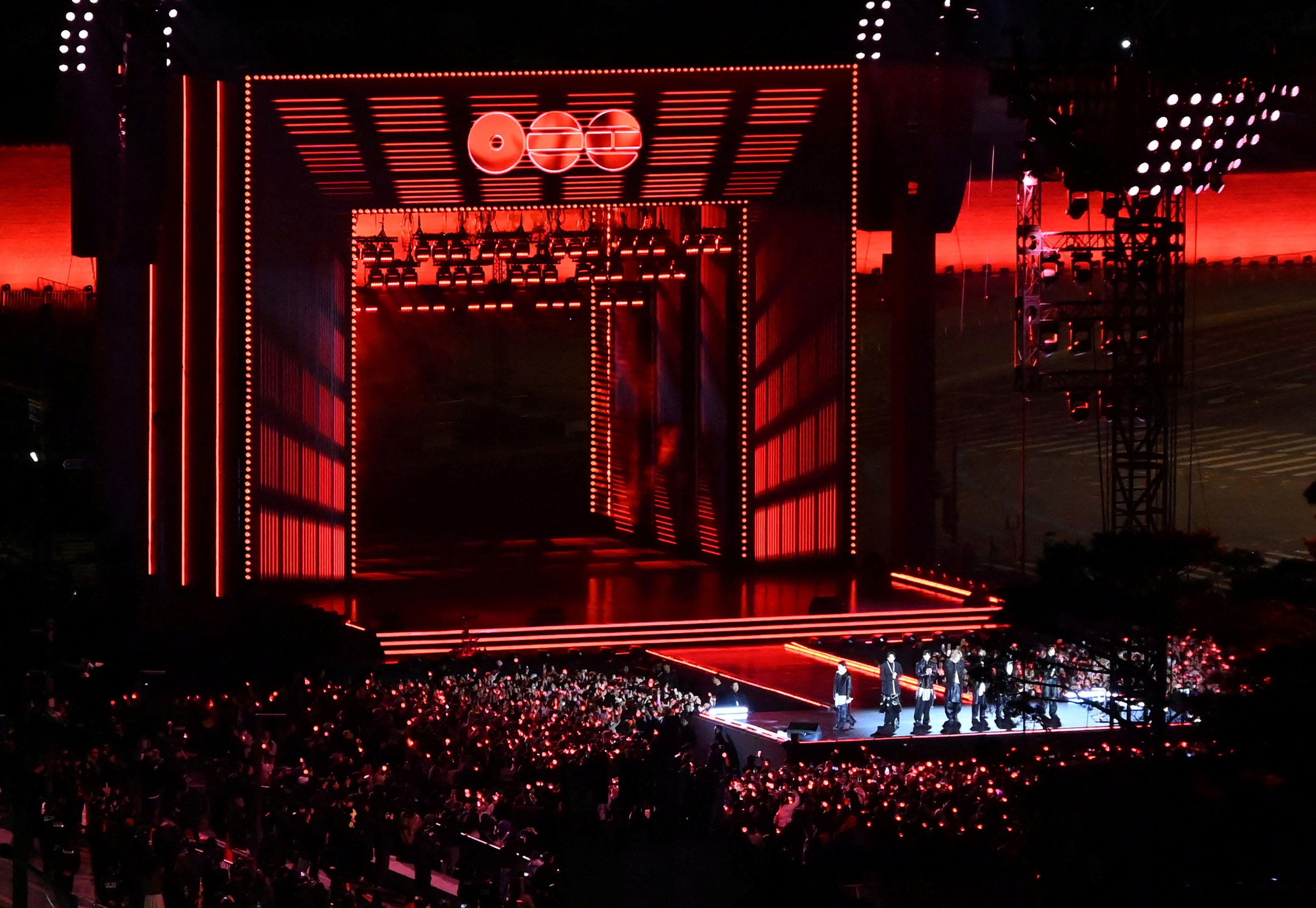 서울시에 따르면 공연이 시작된 이날 오후 8시 기준 광화문과 덕수궁 인근에는 4만∼4만2000명이 모인 것으로 집계됐다.