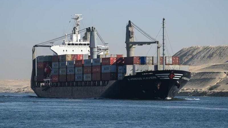 Navio passando pelo Estreito de Bab al-Mandab