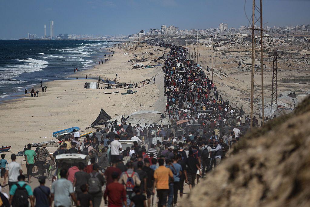 Warga Palestina bergerak menuju bagian utara Jalur Gaza melalui Jalan Rashid, yang menghubungkan bagian utara dan selatan daerah kantong tersebut, di Kota Gaza, Gaza pada 10 Oktober 2025.