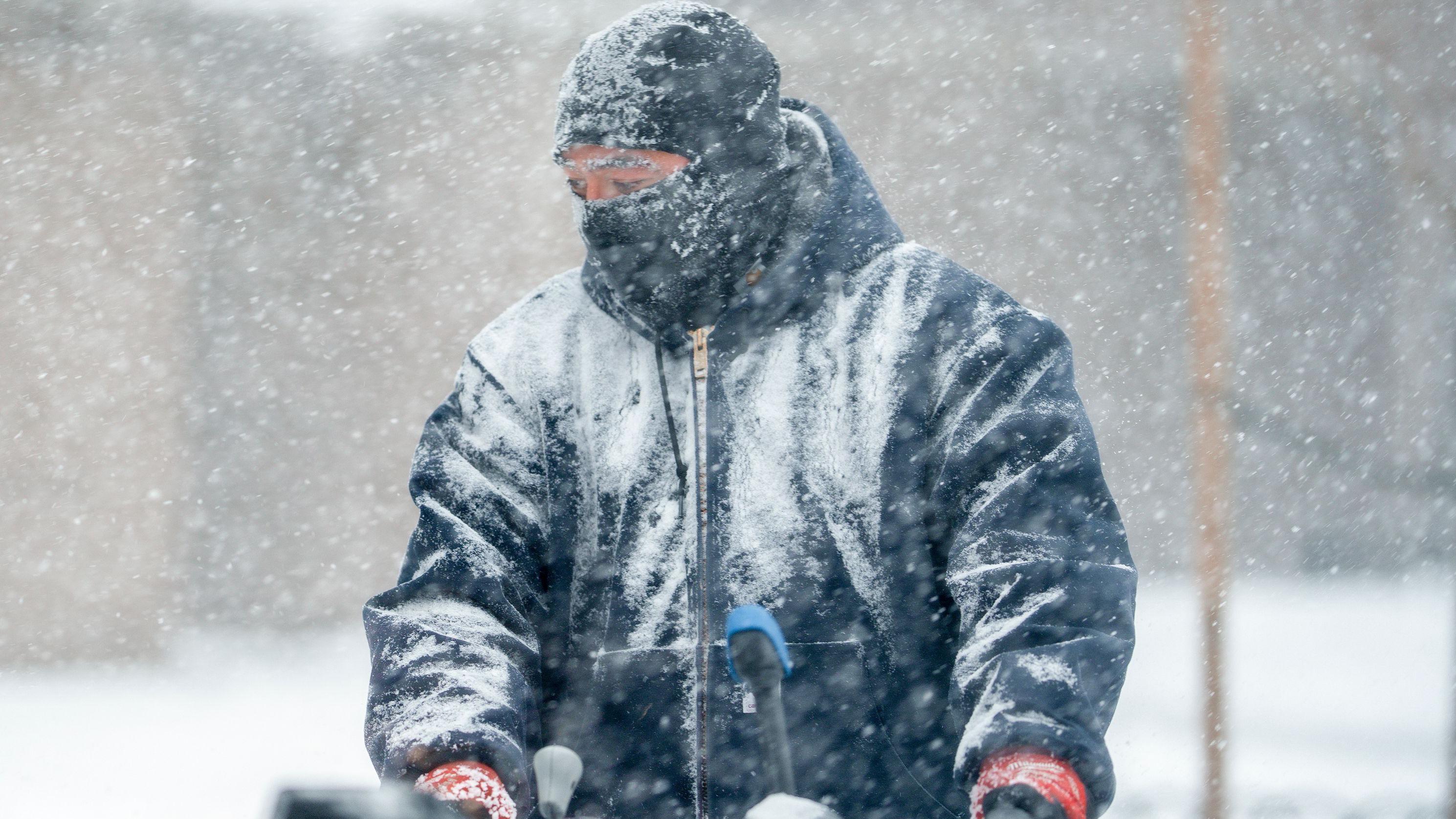 Hombre muy abrigado en plena tormenta de nieve en Nueva York, 25 de enero de 2026