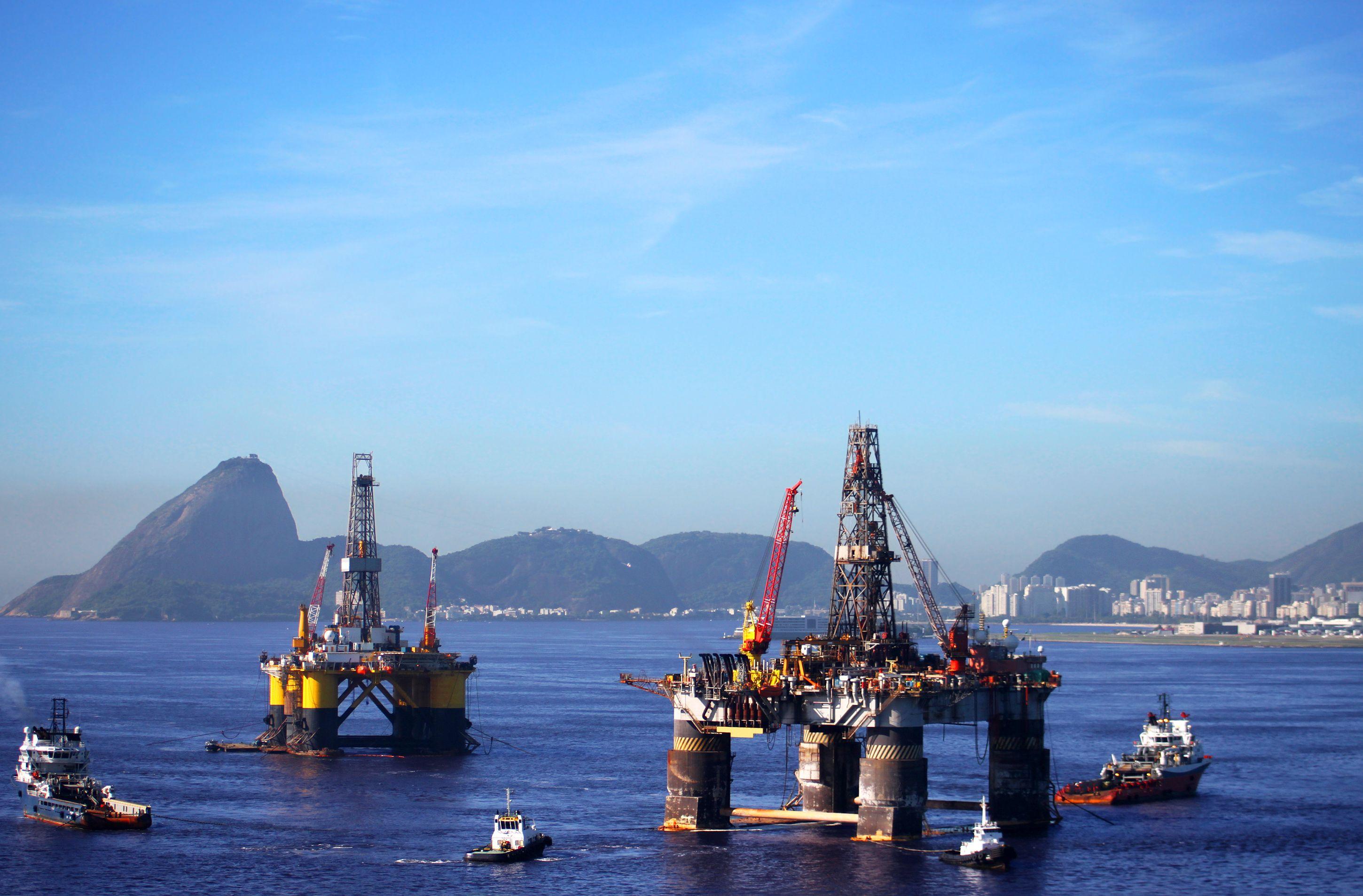 Plataforma de petróleo no Rio, com o Pão de Açúcar ao fundo