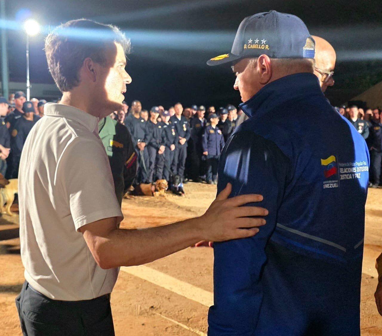 John Barret junto a Diosdado Cabello.