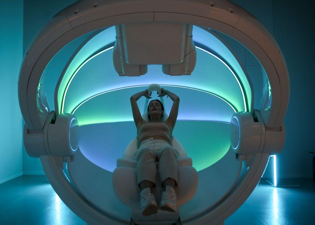 Máquina integrada con IA que se usa para detectar cáncer de seno.