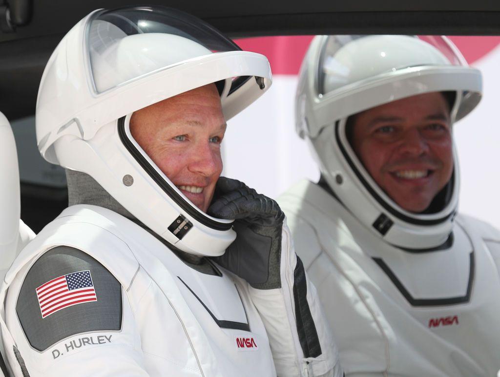 Dos astronautas de SpaceX usando sus trajes espaciales.