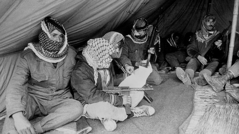 الكوفية الفلسطينية: حكاية رمز، وتاريخ شعب 3 مقاتلو حركة فتح يستريحون تحت خيمة بالقرب من نهر الأردن، في الأردن،4 نوفمبر/تشرين الثاني 1969.
