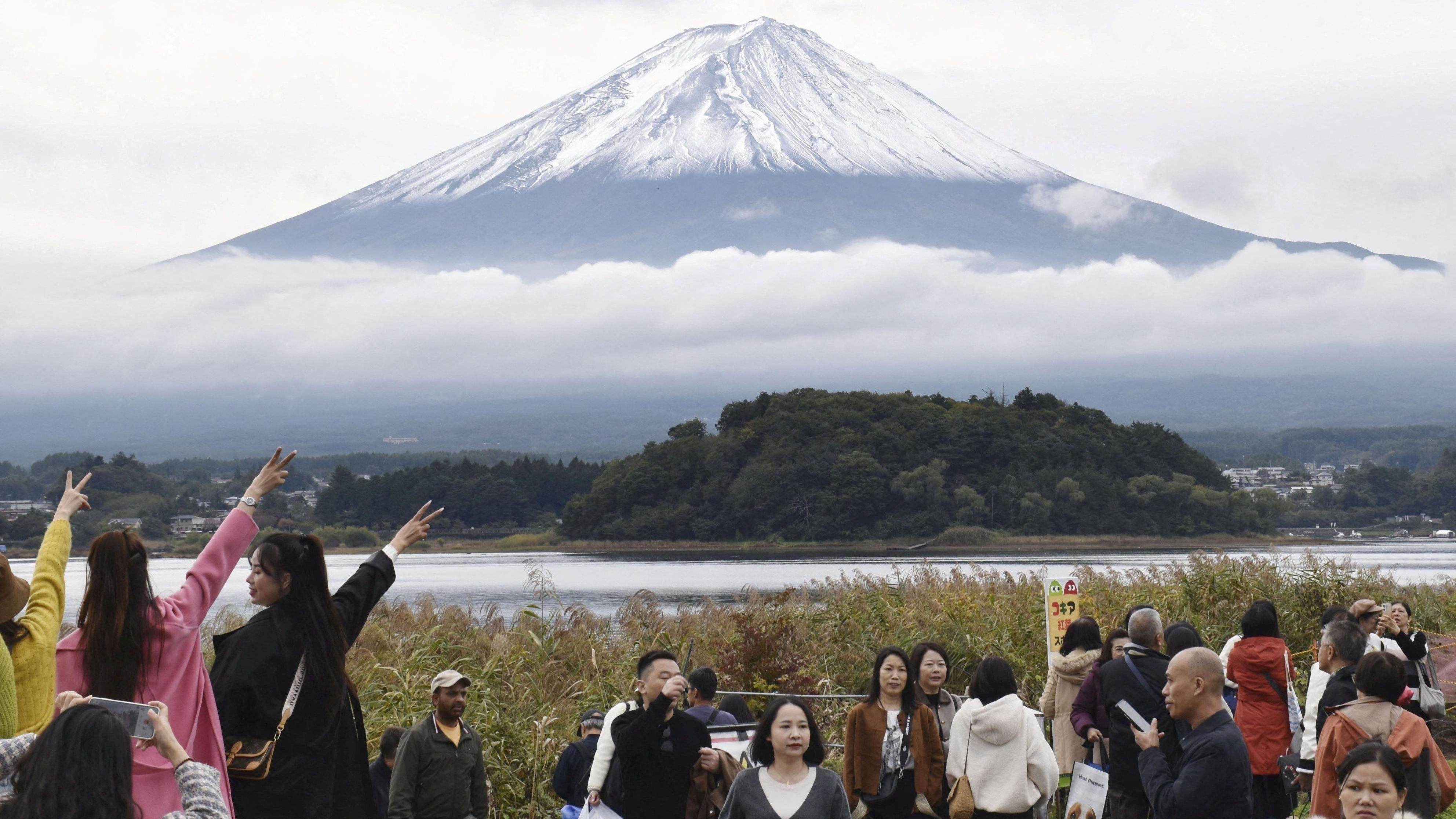 日本山梨縣富士河口湖町遊客遙距拍攝富士山景色（23/10/2025）
