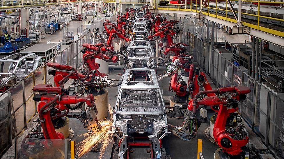 Línea de producción en una fábrica de autos eléctricos en Jinhua, en la provincia de Zhejiang en China