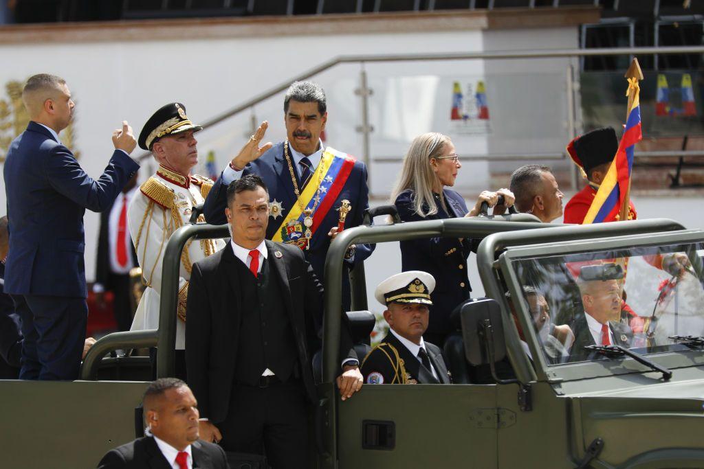 Maduro y su esposa en un vehículo militar durante los actos de la Independenci de Venezuela.