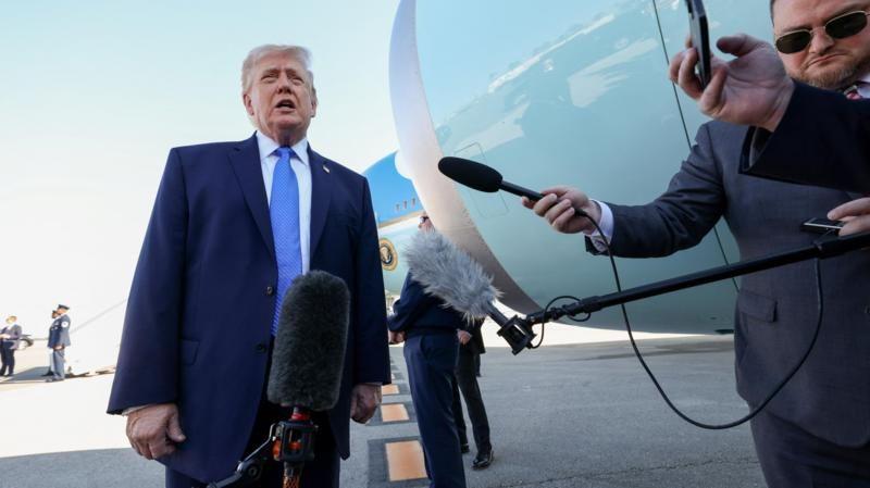 Donald Trump, en la pista de un aeropuerto en Florida, habla ante los micrófonos antes de abordar el avión presidencial