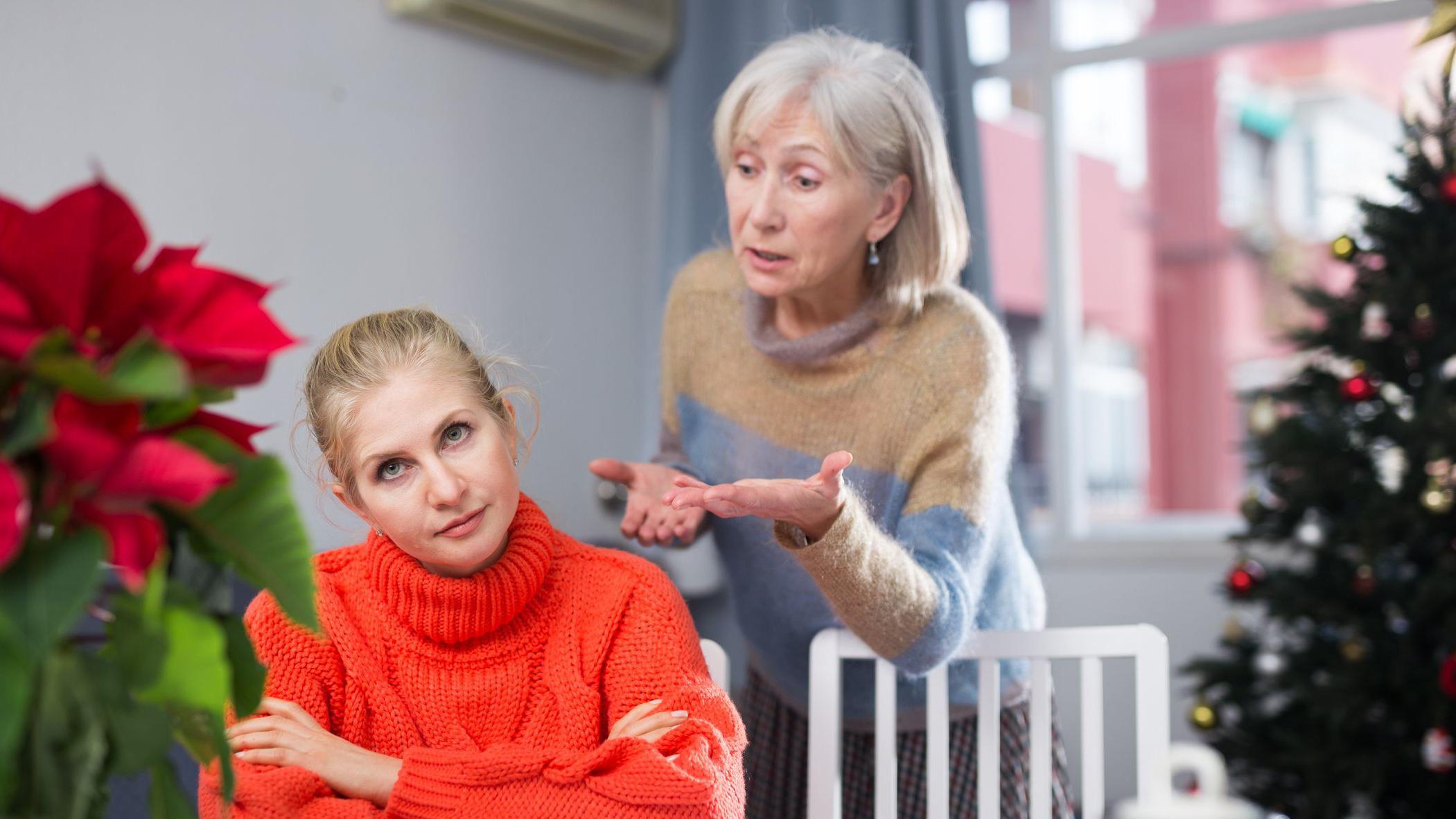 M&atilde;e repreende filha adulta durante visita ao lar de idosos no Natal.