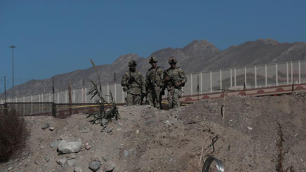 CIUDAD JUÁREZ, MÉXICO - 11 DE FEBRERO: Miembros del ejército de EE. UU. monitorean e instalan cercas de alambre de púas a lo largo del río Bravo tras la suspensión de vuelos en El Paso, Texas, el 11 de febrero de 2026 en Ciudad Juárez, México. (Foto de Christian Torres/Anadolu vía Getty Images)