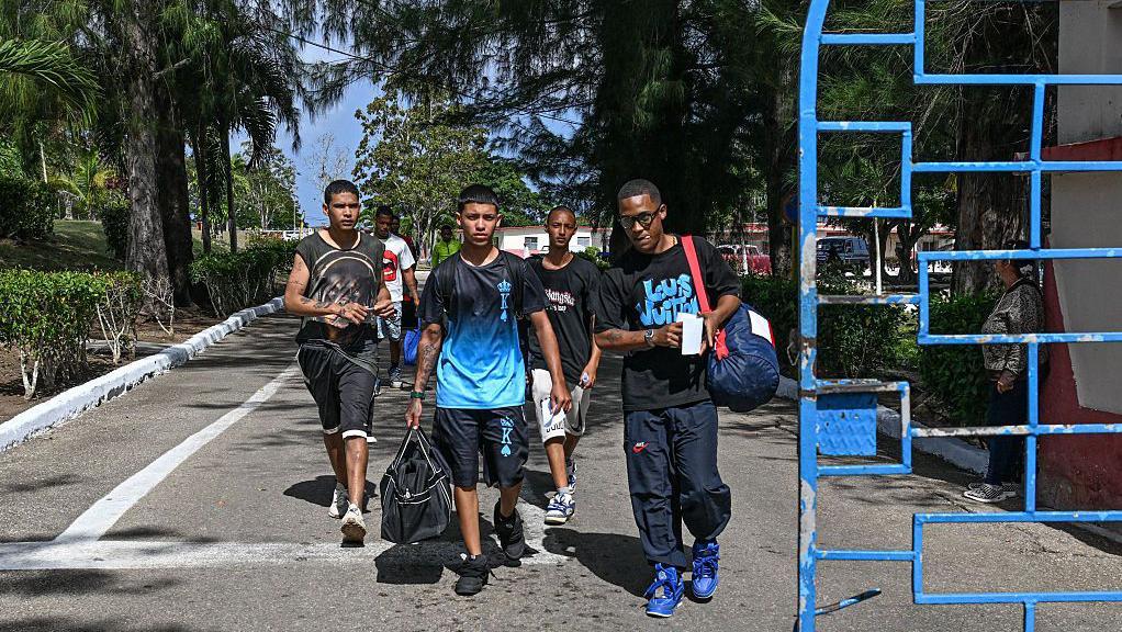 Internos deixam a pris&atilde;o de La Lima em Havana nesta sexta?feira, 3 de abril.