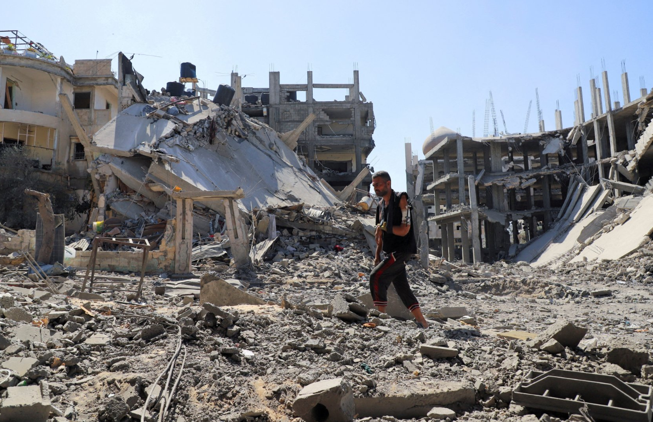 Un hombre camina entre escombros en Gaza