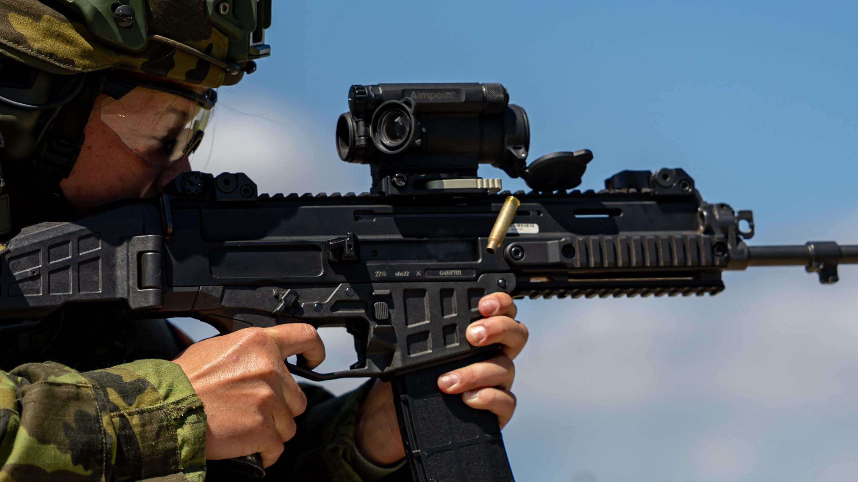 Soldado dispara fuzil durante treinamento do ex&eacute;rcito da Rep&uacute;blica Tcheca
