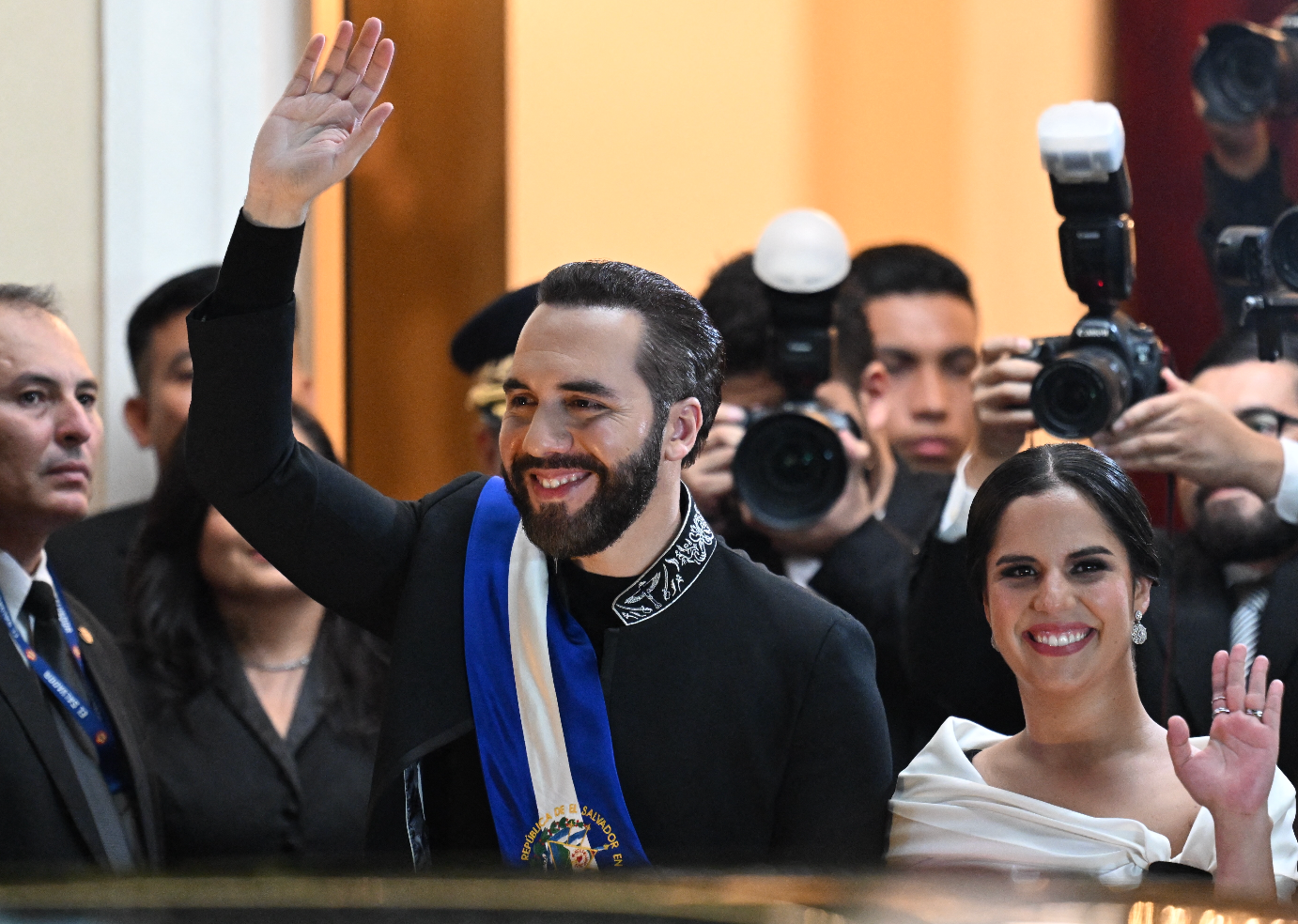 Nayib Bukele, e sua esposa, Gabriela Rodriguez, acenam para o público