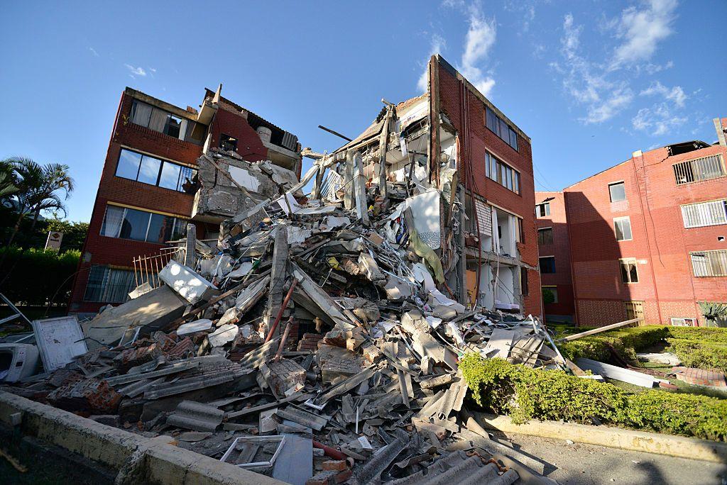 Un edificio colapsado en el barrio Primero de Febrero, en Pereira (Colombia), tras un terremoto de magnitud 7,4 que sacudió el país el 10 de agosto de 2026.