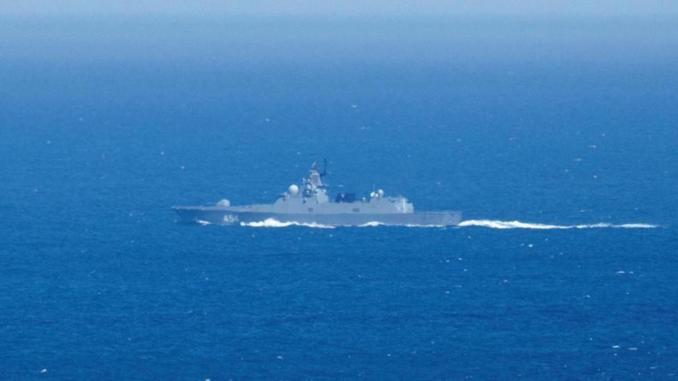 Una fragata rusa fotografiada en 2023 navegando en el Océano Atlántico.