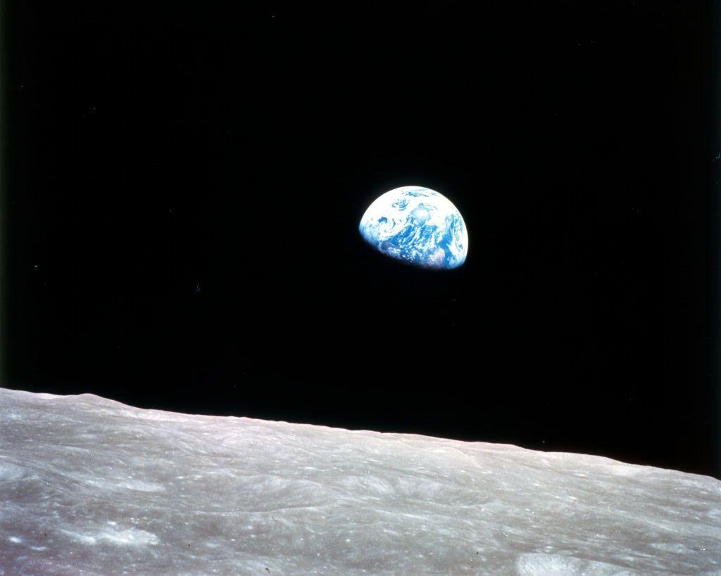 Foto do nascer da Terra, tirada pelo astronauta americano William Anders em dezembro de 1968 durante a missão Apollo 8