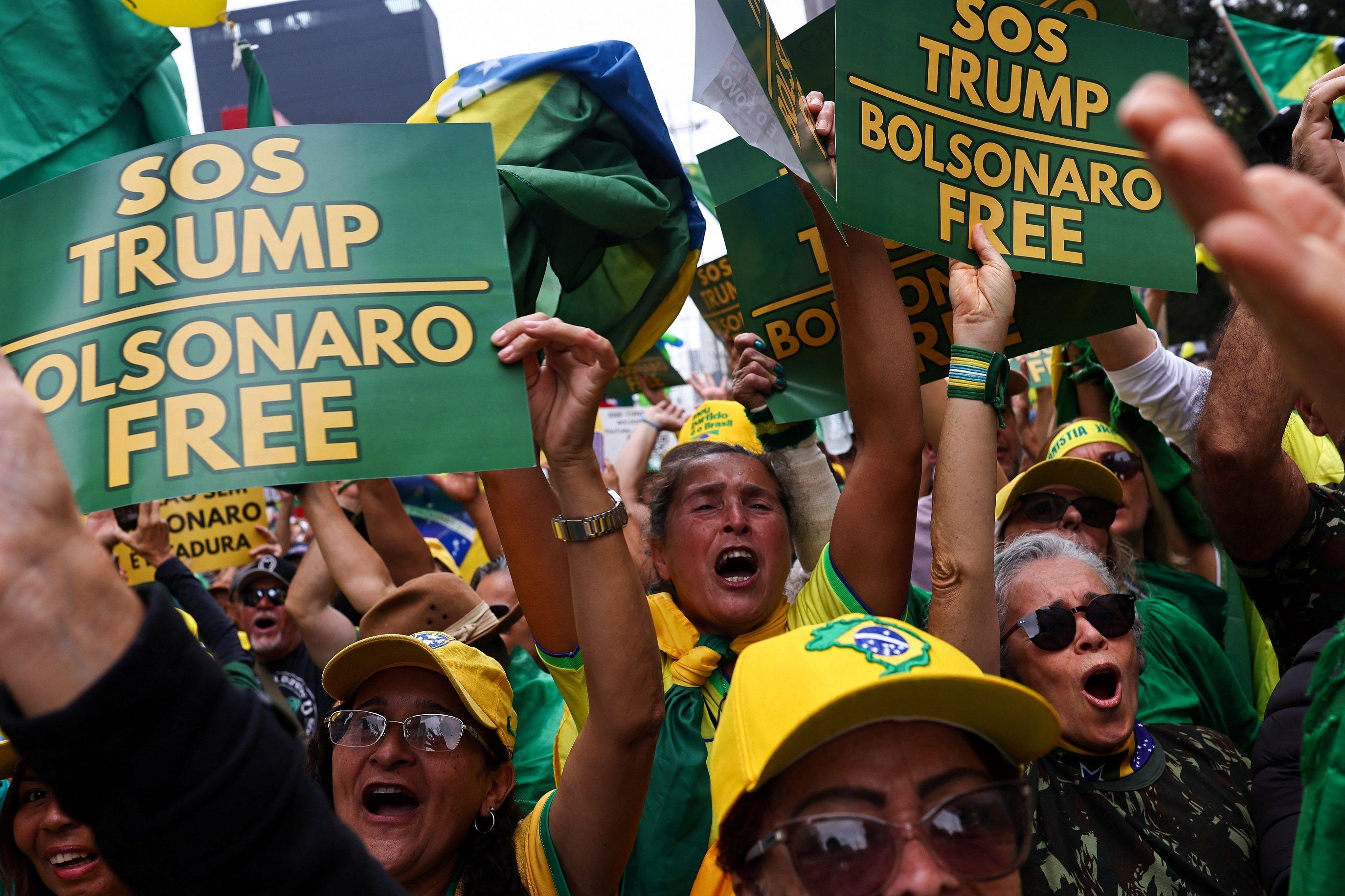 Apoiadores do ex-presidente Jair Bolsonaro participam de uma manifestação no Dia da Independência do Brasil, na Avenida Paulista, em São Paulo, em 7 de setembro de 2025.