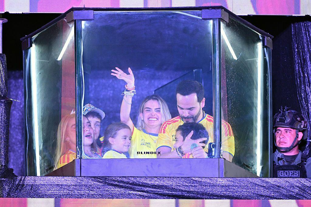 Abelardo de la Espriella abraza a su hijo en la tarima blindada desde la que habla. Su esposa está detrás con una gran sonrisa, y sus otros hijos también celebran. 