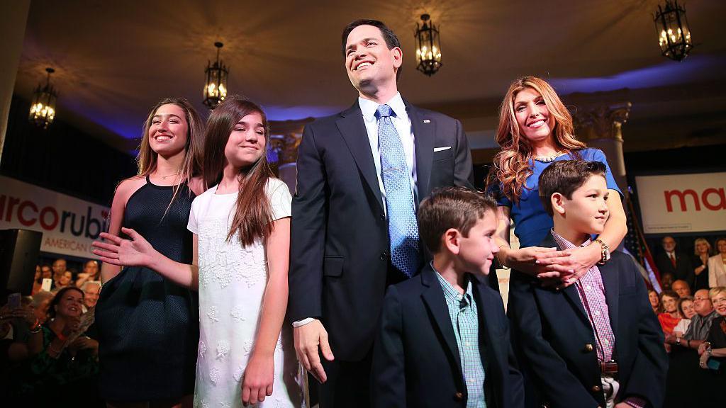 Marco Rubio com a esposa e os quatro filhos em um palanque