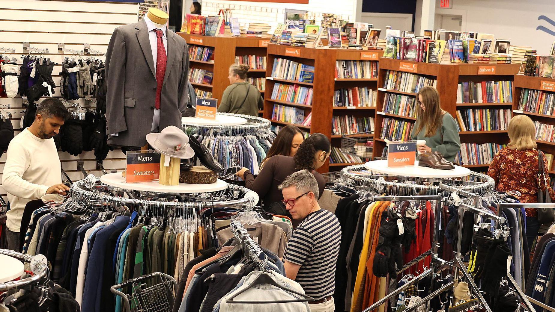 متسوقون داخل متجر