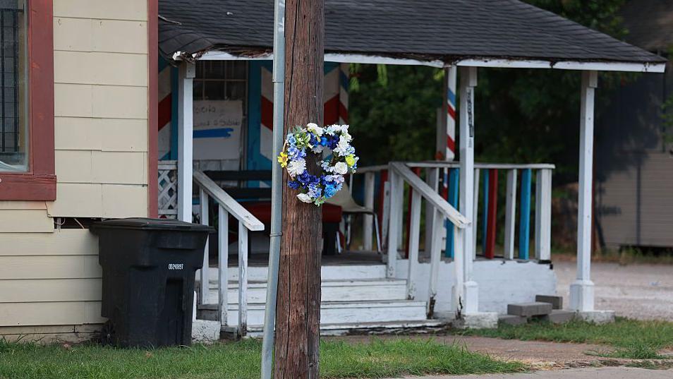Flores azules y blancas en el sitio donde murió 