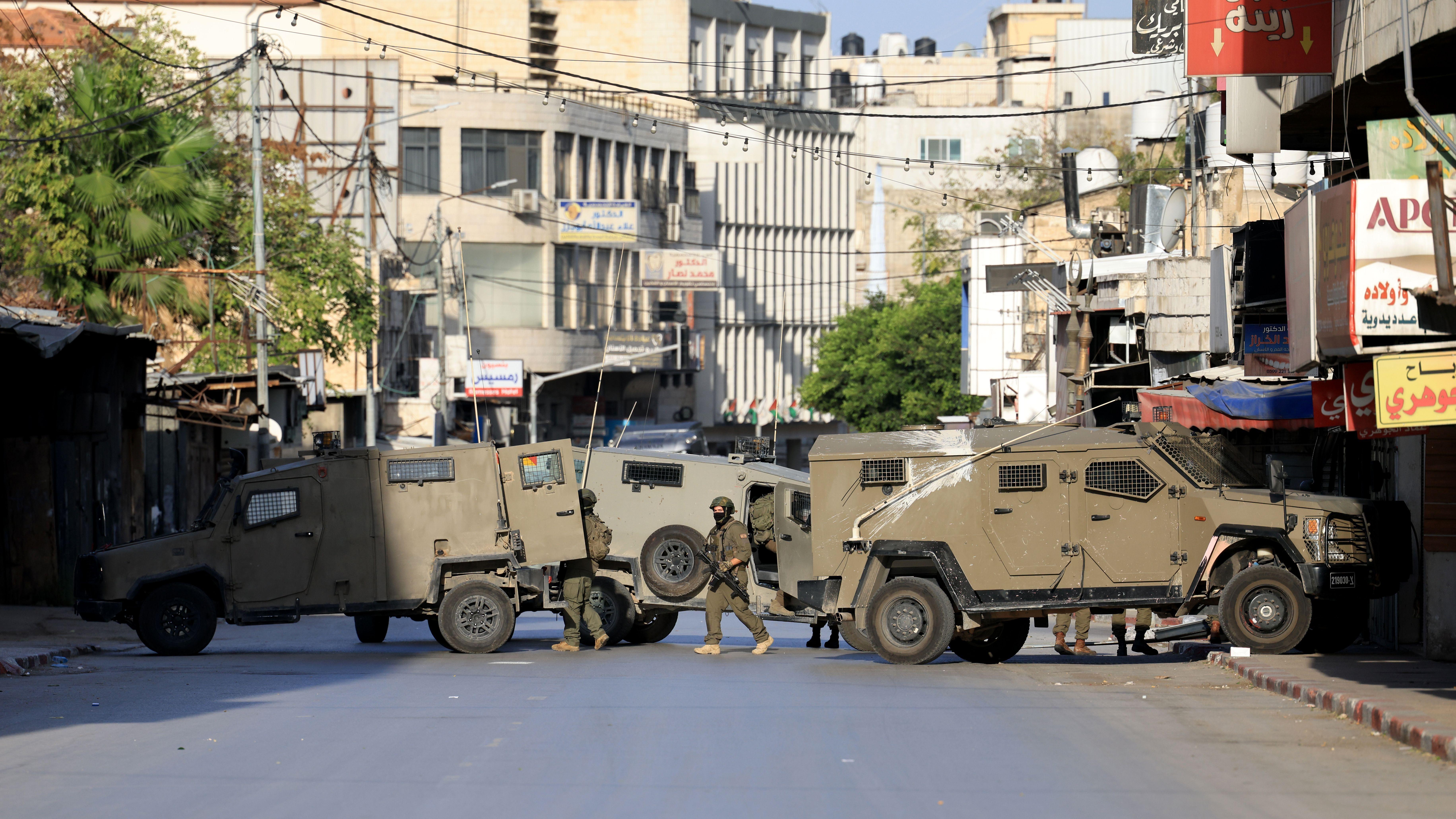 قوات إسرائيلية تتخذ مواقعها خلال عملية عسكرية في الضفة الغربية، 20 نوفمبر/تشرين الثاني 2025