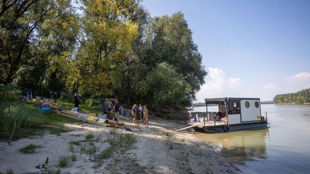 Cidad&atilde;os de Liberland transportam alimentos e equipamentos no navio Swan.