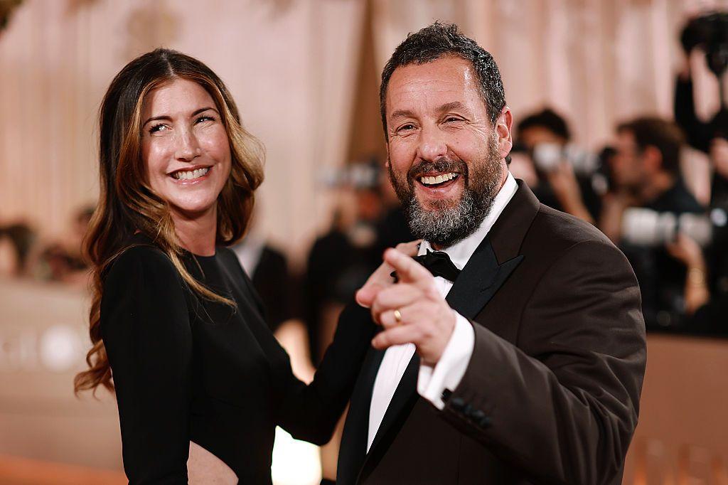 Jackie Sandler y Adam Sandler asisten a la 83ª entrega anual de los premios Globo de Oro en The Beverly Hilton el 11 de enero de 2026 en Beverly Hills, California. (Foto de Matt Winkelmeyer/GA/The Hollywood Reporter vía Getty Images)
