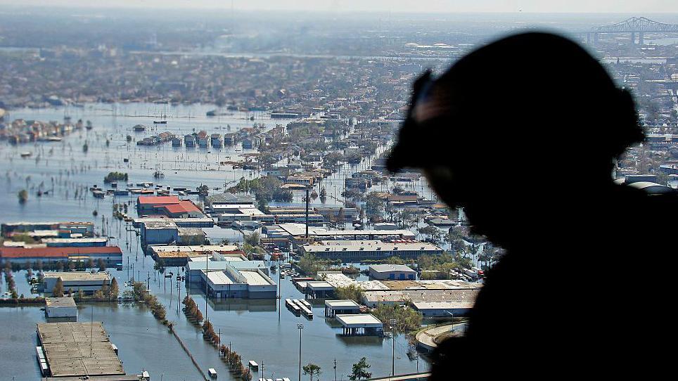 Un soldado desde un helicóptero ve las secuelas de Katrina