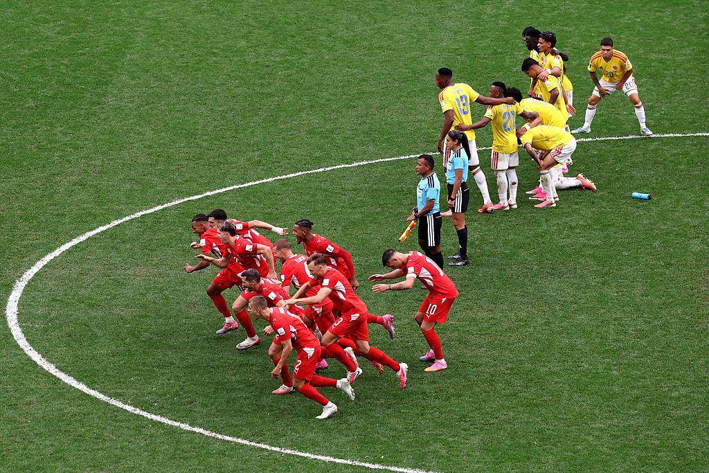 Suizos celebran su triunfo sobre colombia en los penales. 