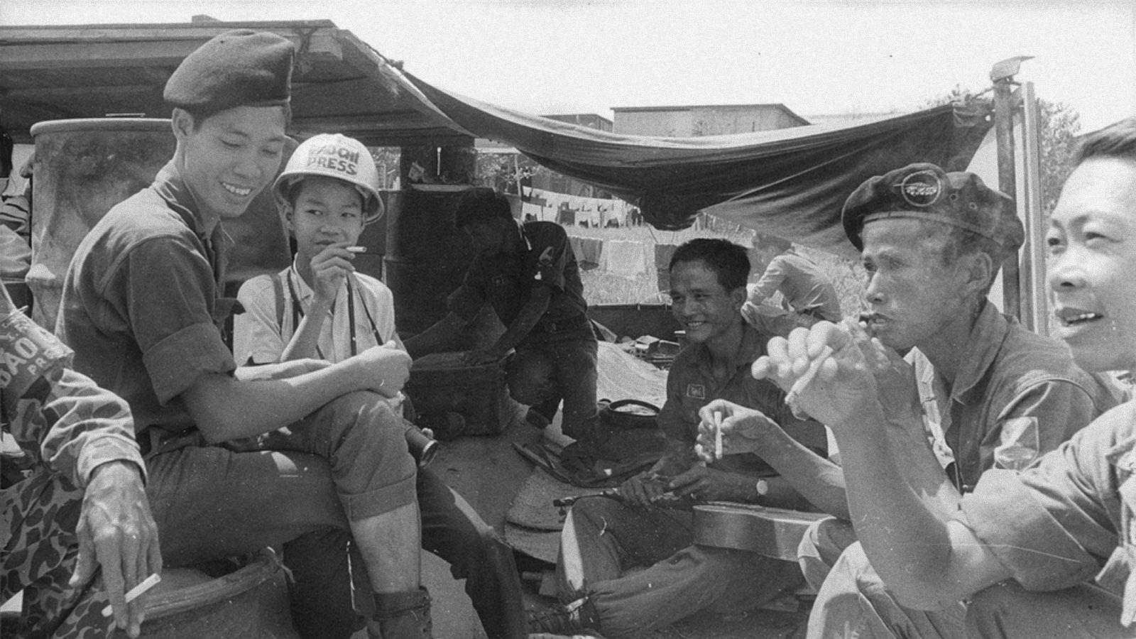 Jimmy comparte con un grupo de los soldados en un campamento. Algunos fuman cigarrillo, incluyendo a Jimmy.