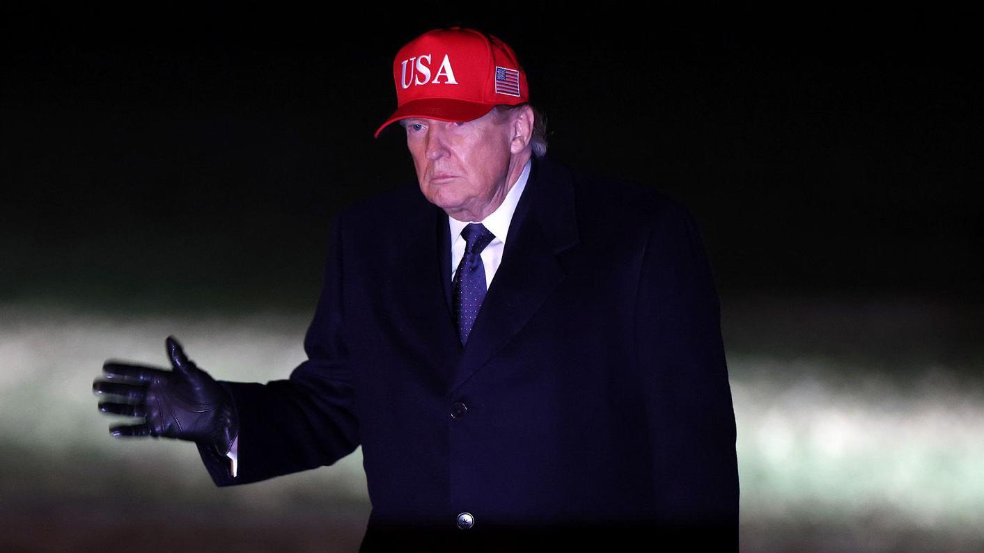 美國總統特朗普走過白宮南草坪返回白宮