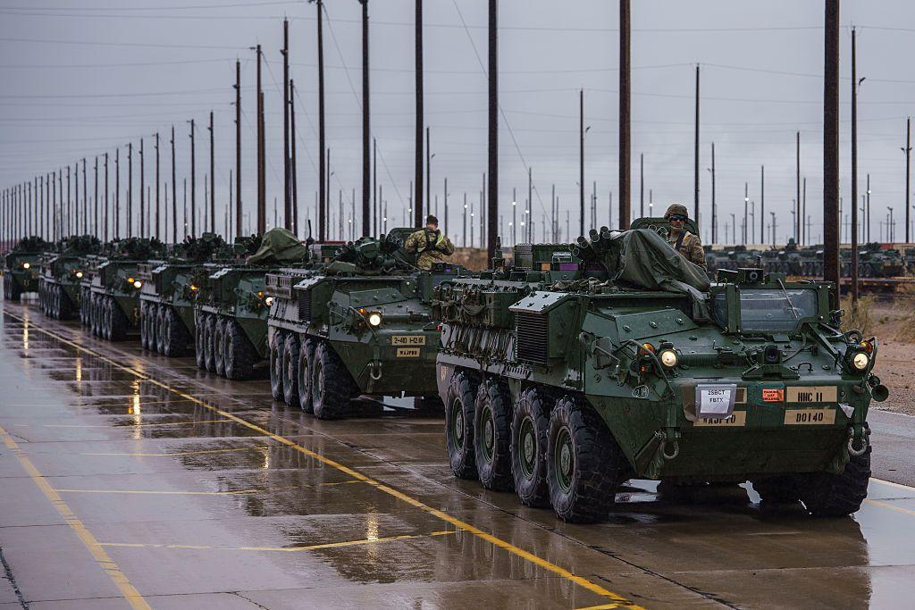 Soldados del Ejército de los EE. UU. se preparan para mover vehículos de transporte de infantería blindados Stryker desde una cabeza de ferrocarril a un área de estacionamiento, donde se prepararán para desplegarse a lo largo de la frontera entre EE. UU. y México como parte de la misión de la Fuerza de Tarea Conjunta de la Frontera Sur del ejército, en Fort Bliss en El Paso, Texas, el sábado 5 de abril de 2025. ...