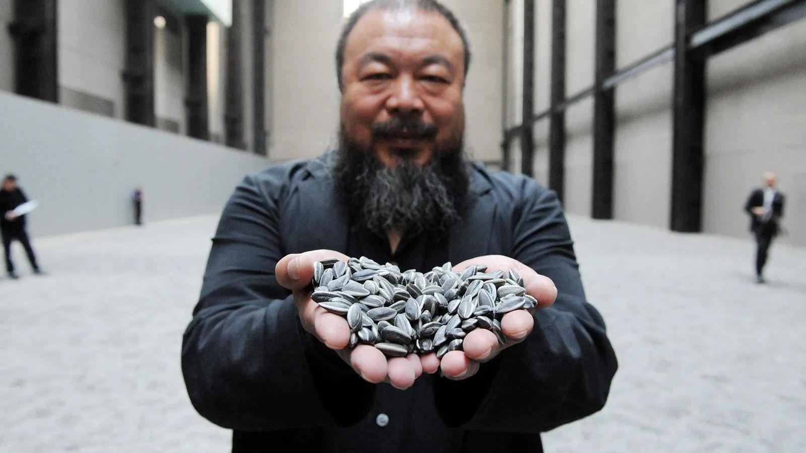 Ai Weiwei segurando sementes de girassol