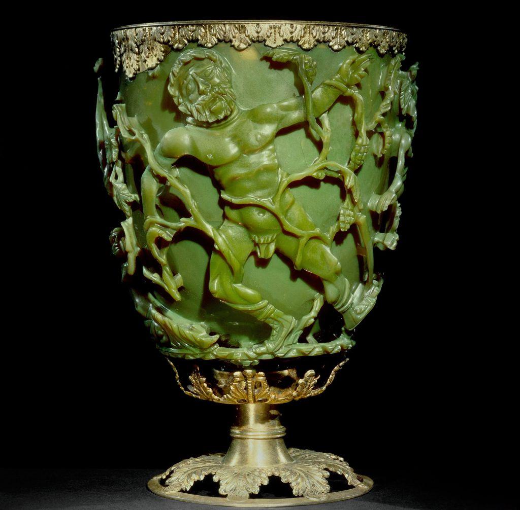 Copa para beber; de vidrio verde; cubierta con diversas escenas que representan la muerte del rey Licurgo; el borde está adornado con una banda de plata dorada con motivos de hojas, además de una base de plata dorada con hojas de vid caladas.