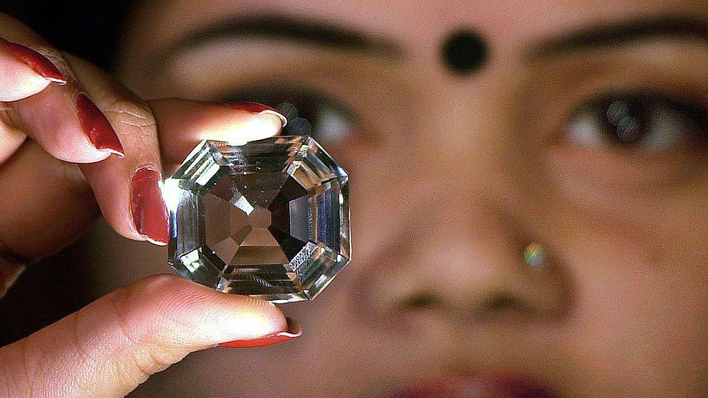 Una mujer sostiene una copia del diamante Koh-i-Noor.