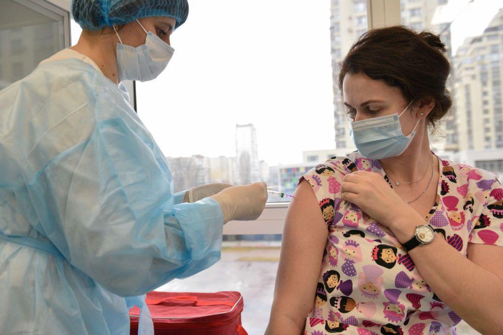 Лікарі нагадують, що більшості людей достатньо одного щеплення, ревакцинація — лише для груп ризику