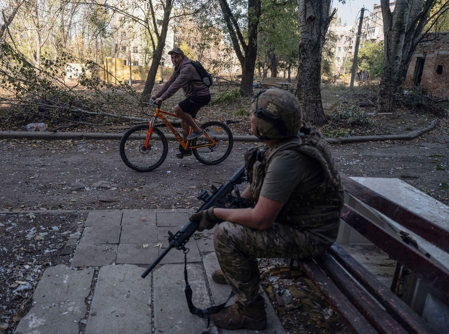 Soldado ucraniano durante patrulha na região de Donetsk