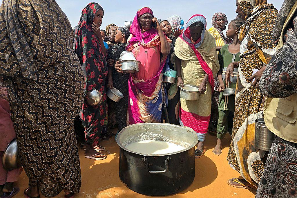 نساء سودانيات يتجمعن للحصول على وجبة ساخنة في مخيم الرحمانية للنازحين قرب مدينة الأبيض في إقليم كردفان الجنوبي، بتاريخ 7 يوليو/تموز 2026.