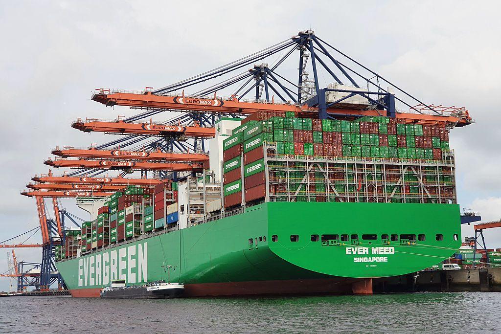 Un buque de carga en el puerto de Rotterdam, Países Bajos