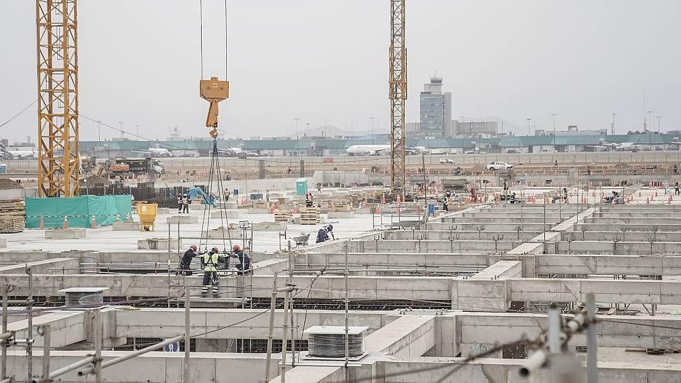 Construcción del nuevo terminal del aeropuerto internacional de Lima donde se ven los aisladores sísmicos a nivel de la fundación