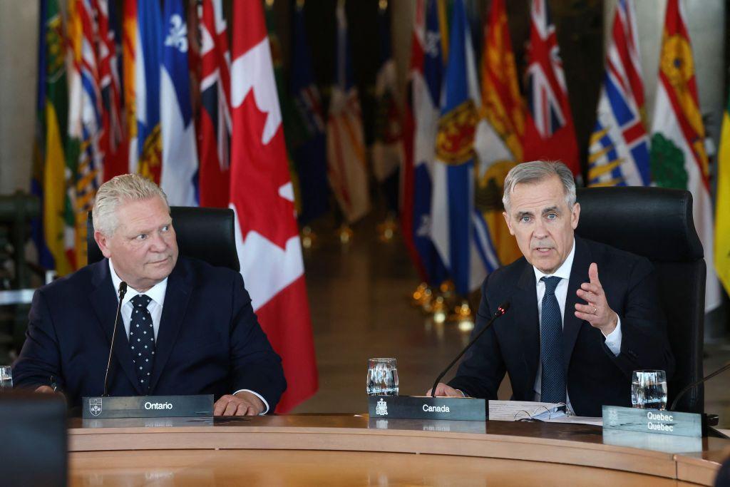 Doug Ford y Mike Carney en una reunión de primeros ministros de Canadá