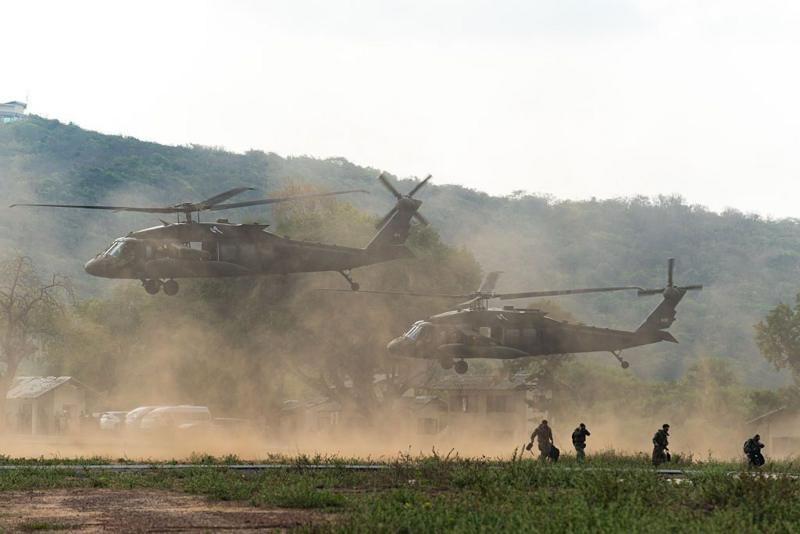 Imagem de dois helic&oacute;pteros