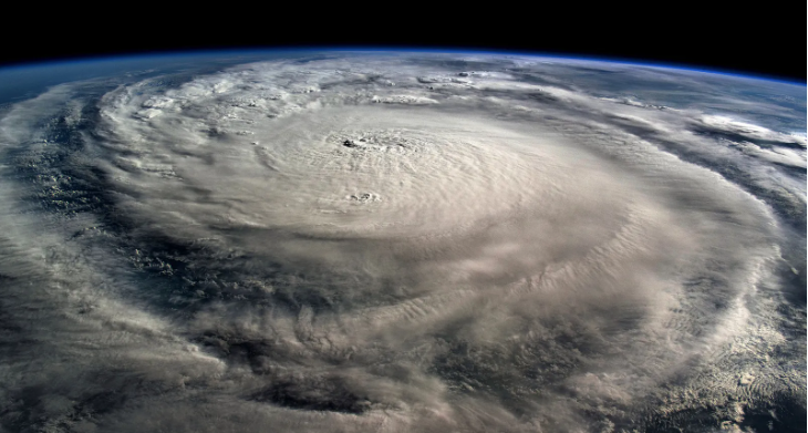 صورة لإعصار ميلتون الذي كان شديد السرعة و مدعوماً بالمياه الدافئة والظروف الجوية المواتية.