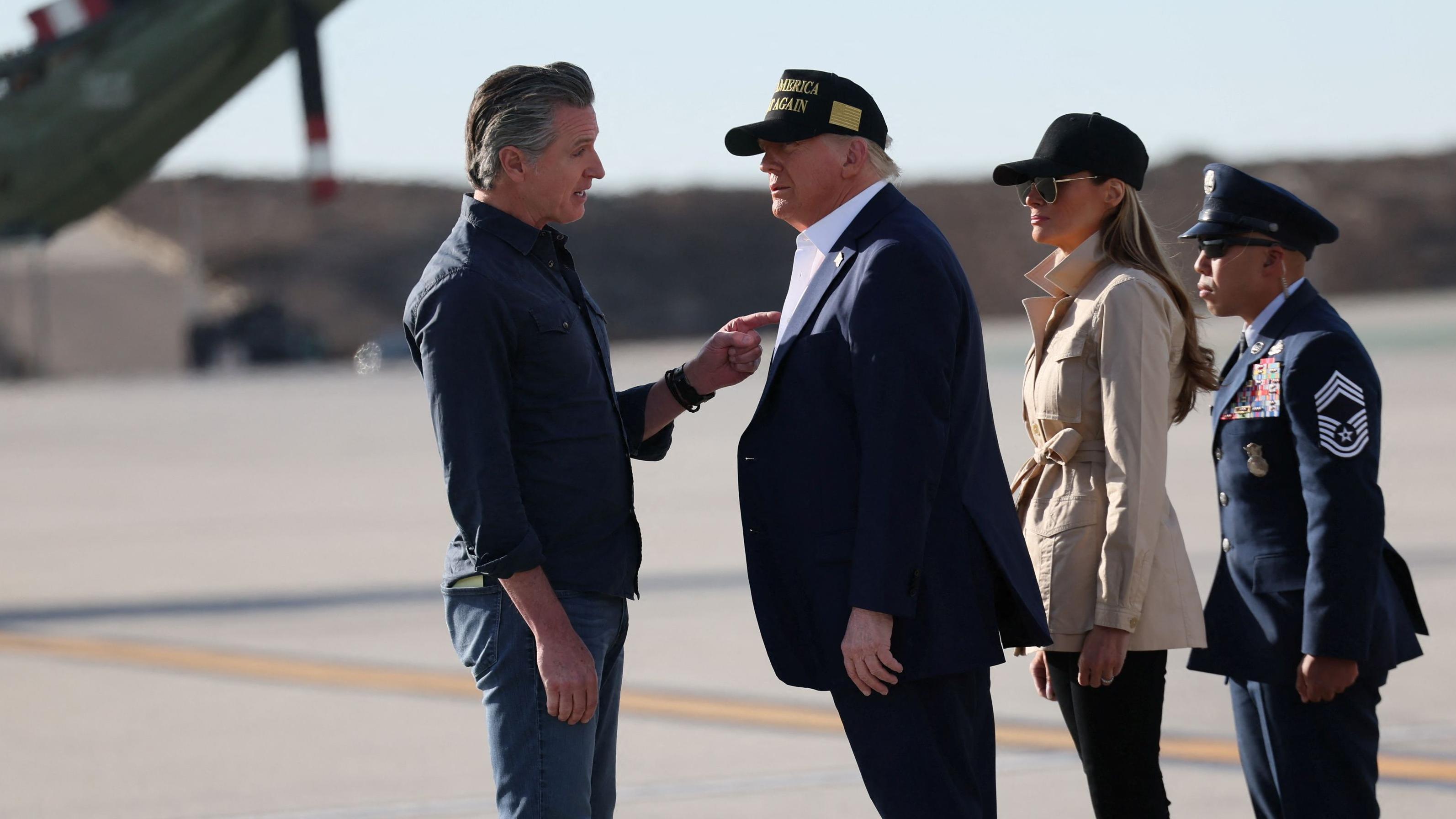 El gobernador de California, Gavin Newsom, habla con el presidente de EE.UU., Donald Trump