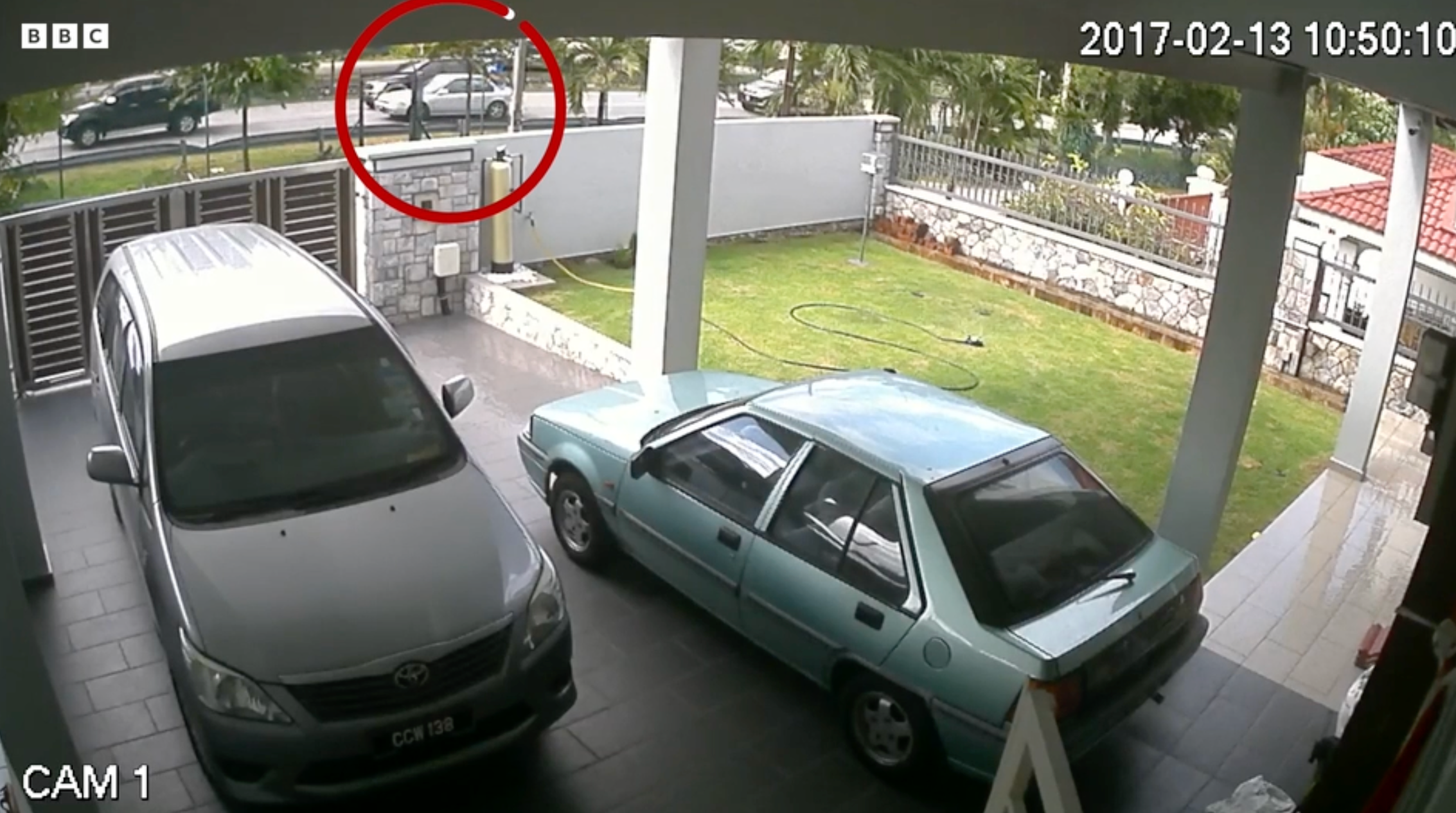 C&acirc;meras de vigil&acirc;ncia registram o momento em que o pastor Raymond Koh &eacute; sequestrado