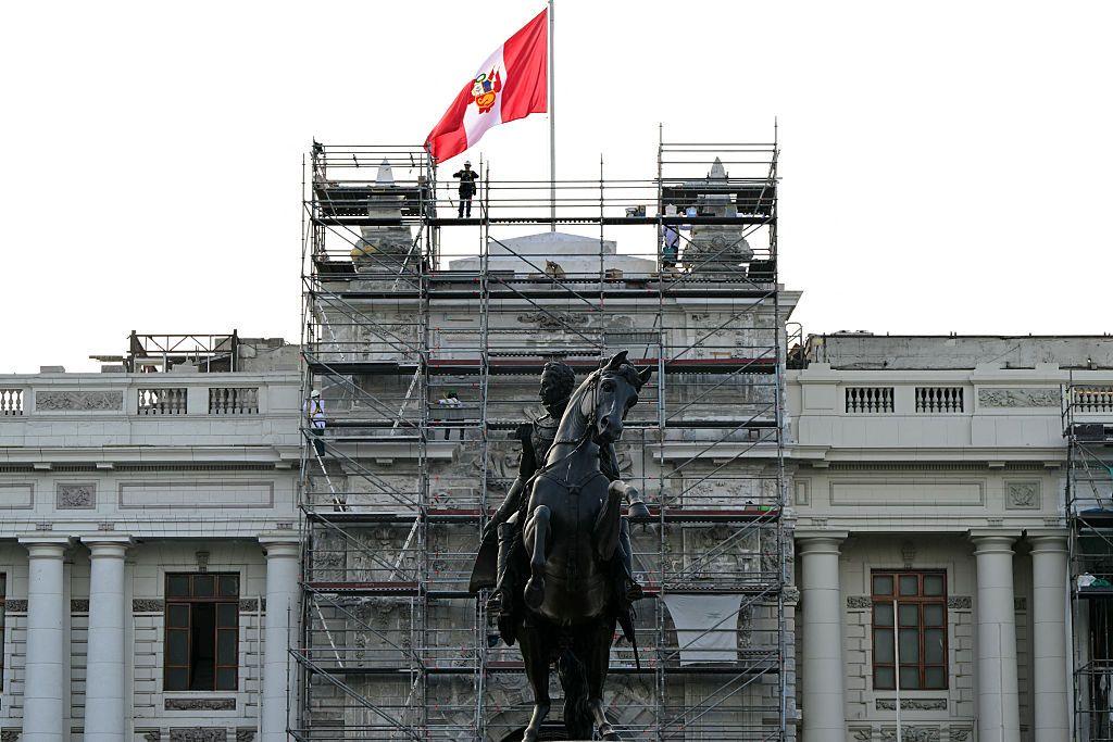 Fachada en obras de la sede del Congreso de Perú y el monumento ecuestre a su frente.  